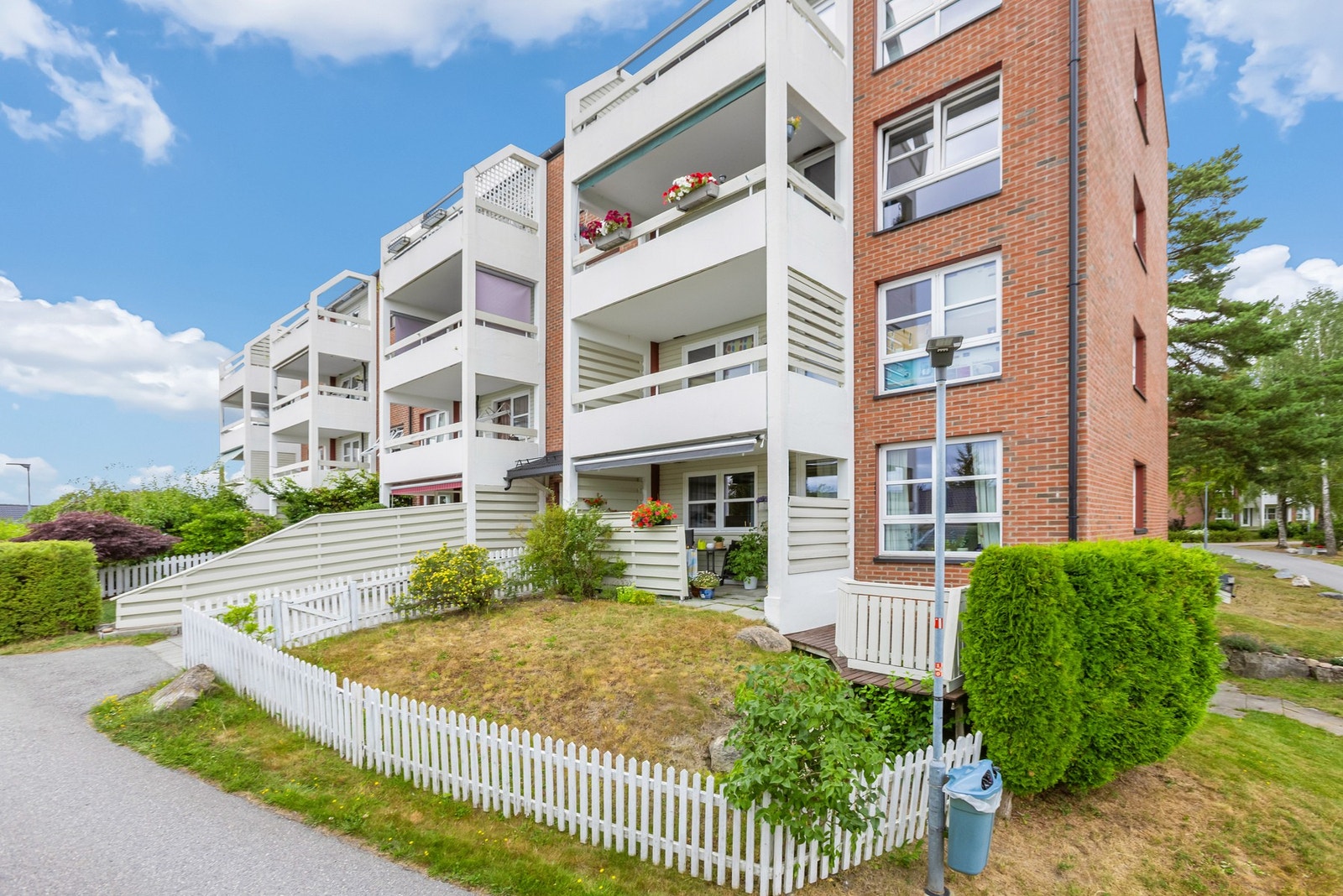 Velkommen! Asperudtoppen er et veldrevet borettslag bestående av 341 andeler. Den aktuelle leiligheten befinner seg bak skilleveggen på venstre side. Galleribilde