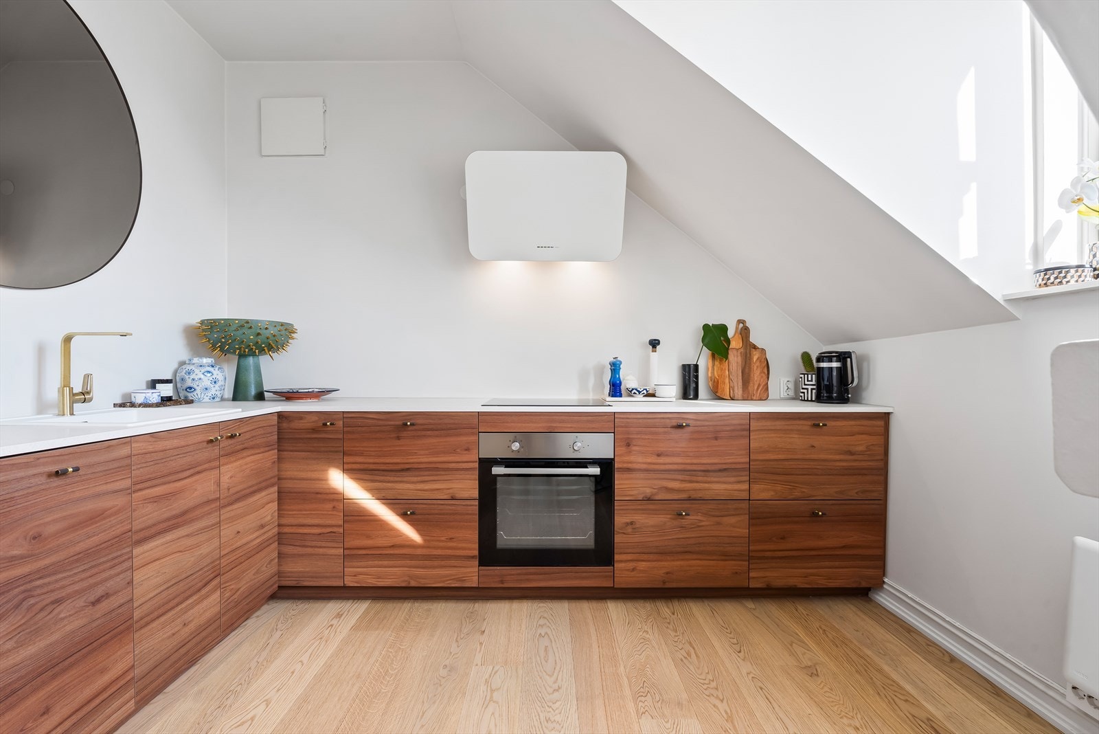 Integrerte hvitevarer inkluderer kjøleskap, oppvaskmaskin, stekeovn og induksjonstopp Galleribilde