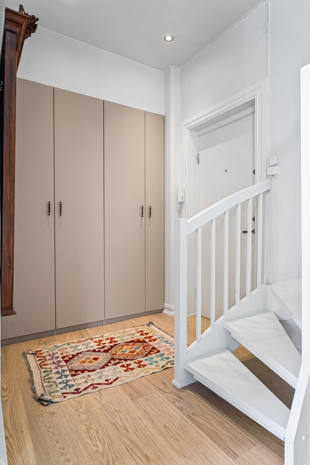 Velkommen inn!
Boligen har en romslig og lys entré med en praktisk, innebygd garderobeløsning med skyvedører. Her får man er godt førsteinntrykk av boligen Galleribilde