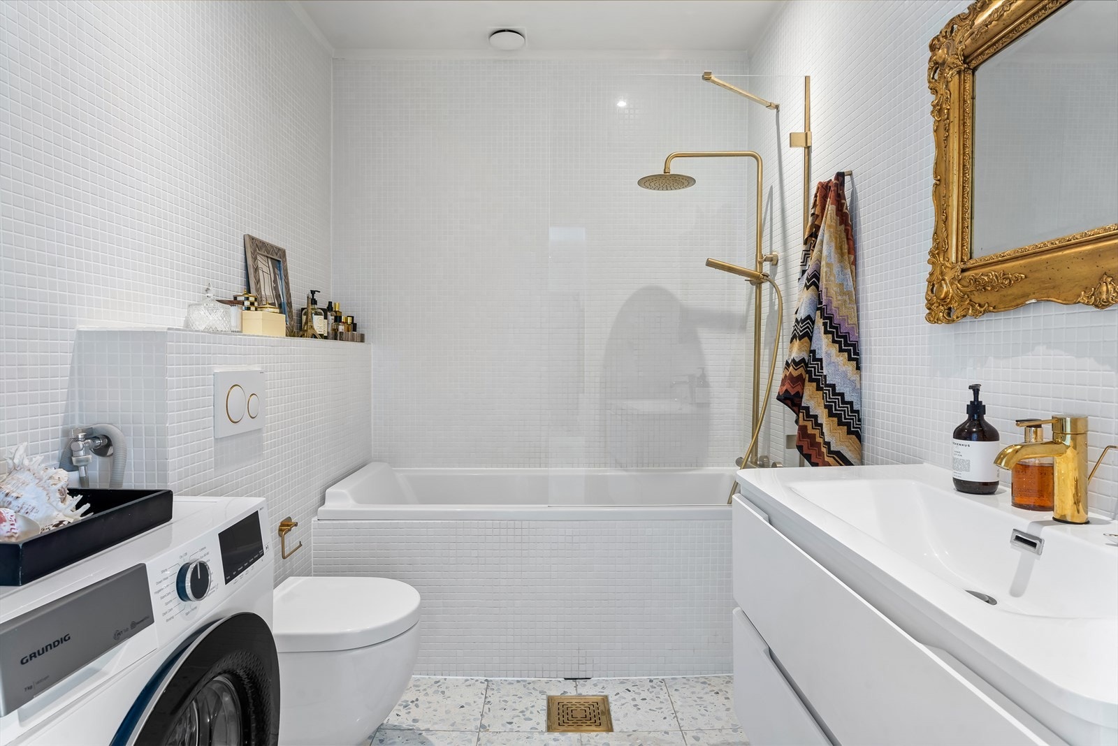 Lyst og meget pent bad med flott innredning, gulvvarme og badekar med dusj Galleribilde