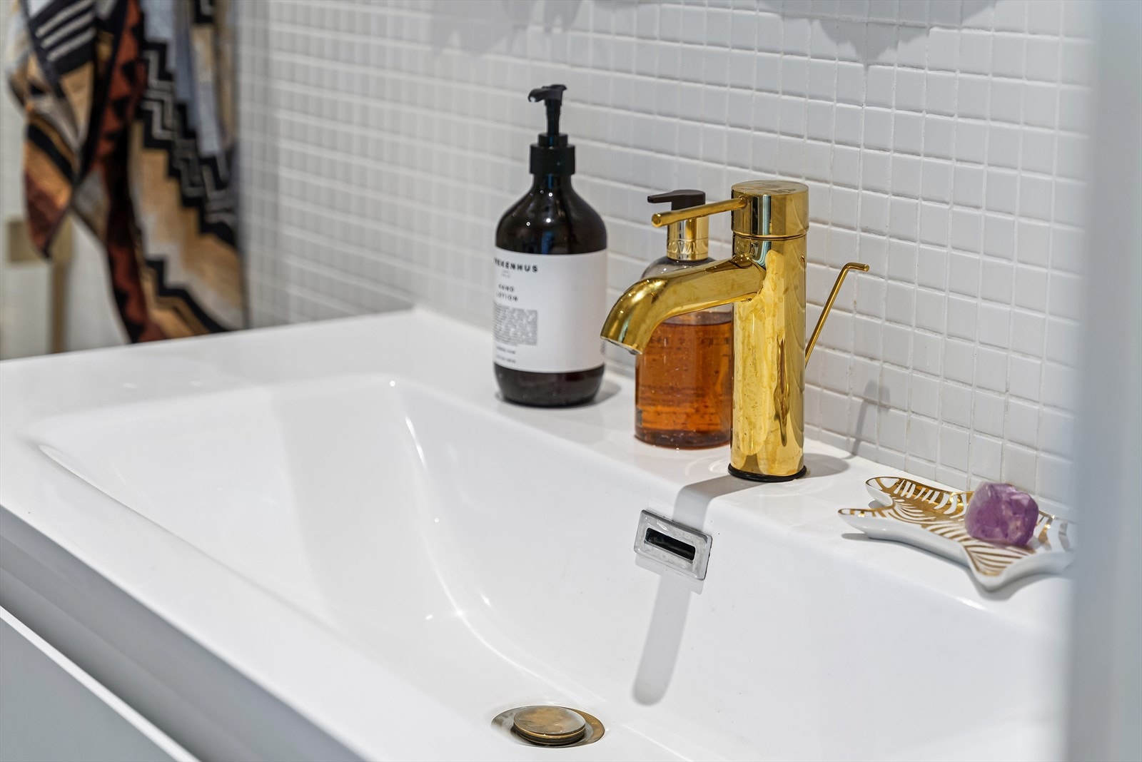 Nye baderomsmøbler og blandebatteri gir et moderne og friskt inntrykk Galleribilde