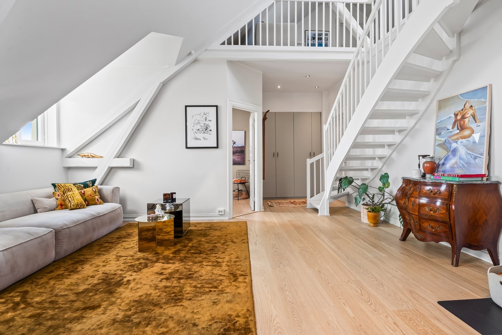 Flott nyere enstavs eikeparkett og alle flater er malt i nyere tid Galleribilde