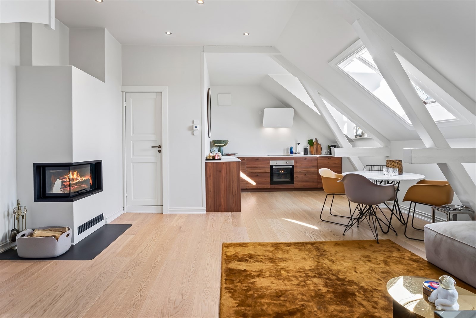 Den åpne planløsningen gir fleksible møbleringsmuligheter med plass til både sofagruppe, spisebord og øvrig interiør - tilpasset dine behov Galleribilde