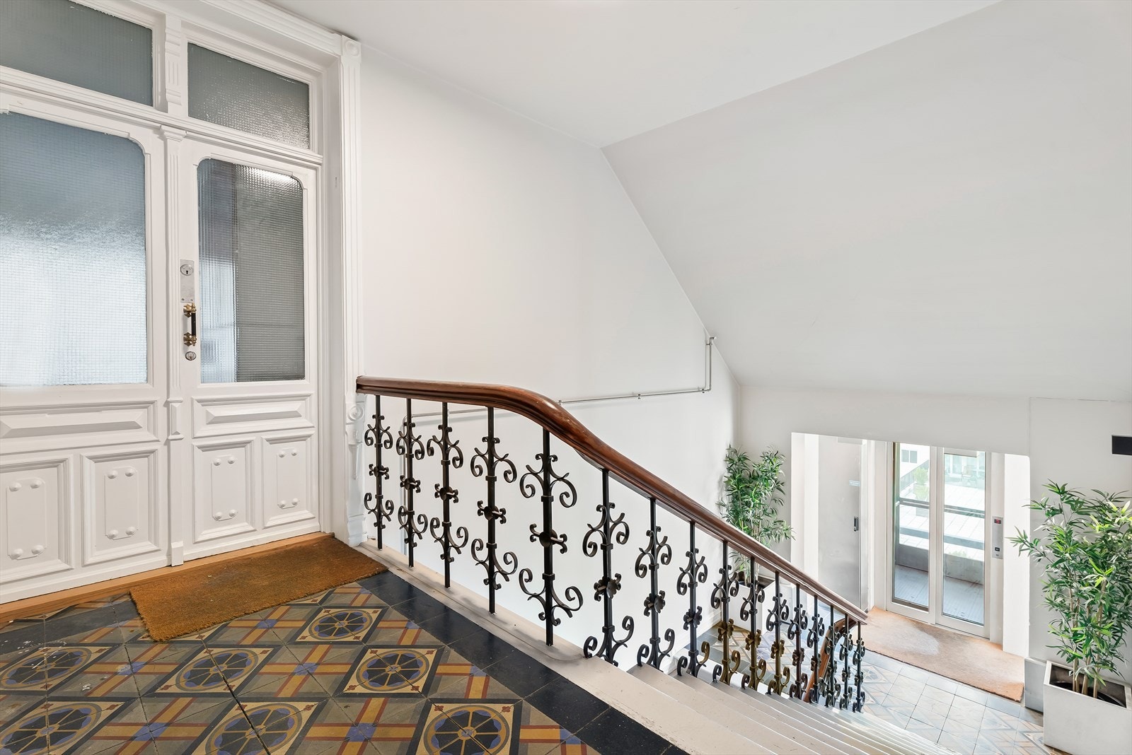 Pen trappeoppgang med heis - enkel og praktisk adkomst til leiligheten Galleribilde