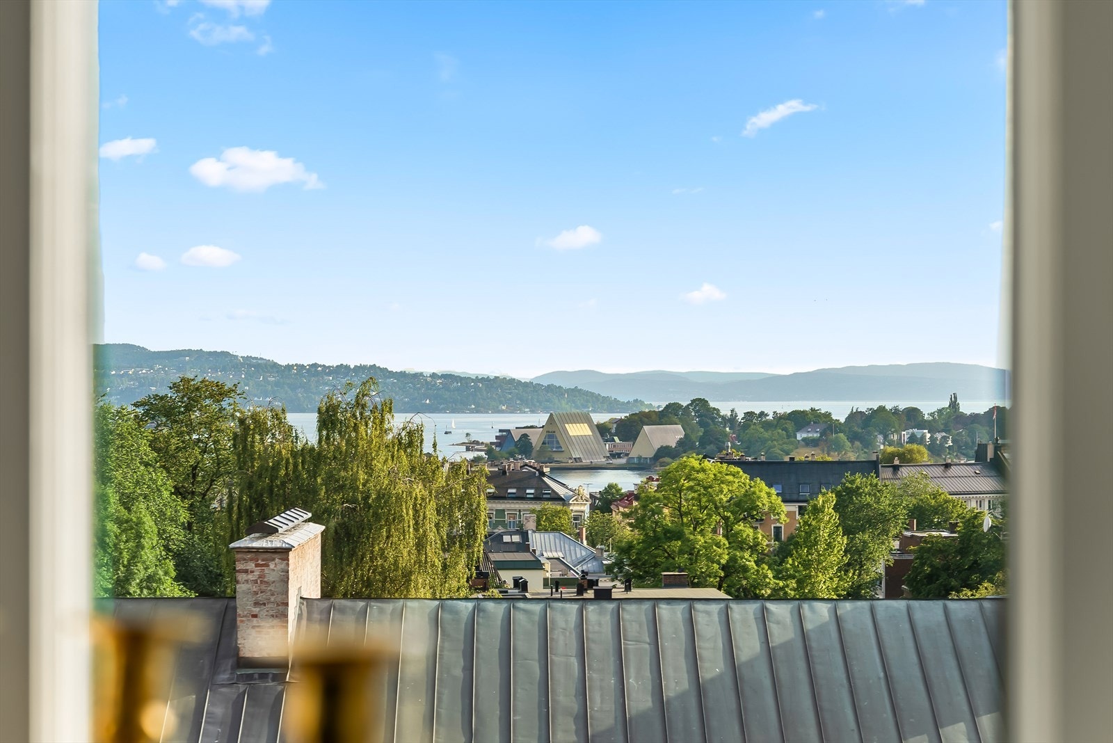 Flott utsikt mot Bygdøy og fjorden fra vindu i leiligheten. Her bor man rolig til på toppen med heisadkomst Galleribilde