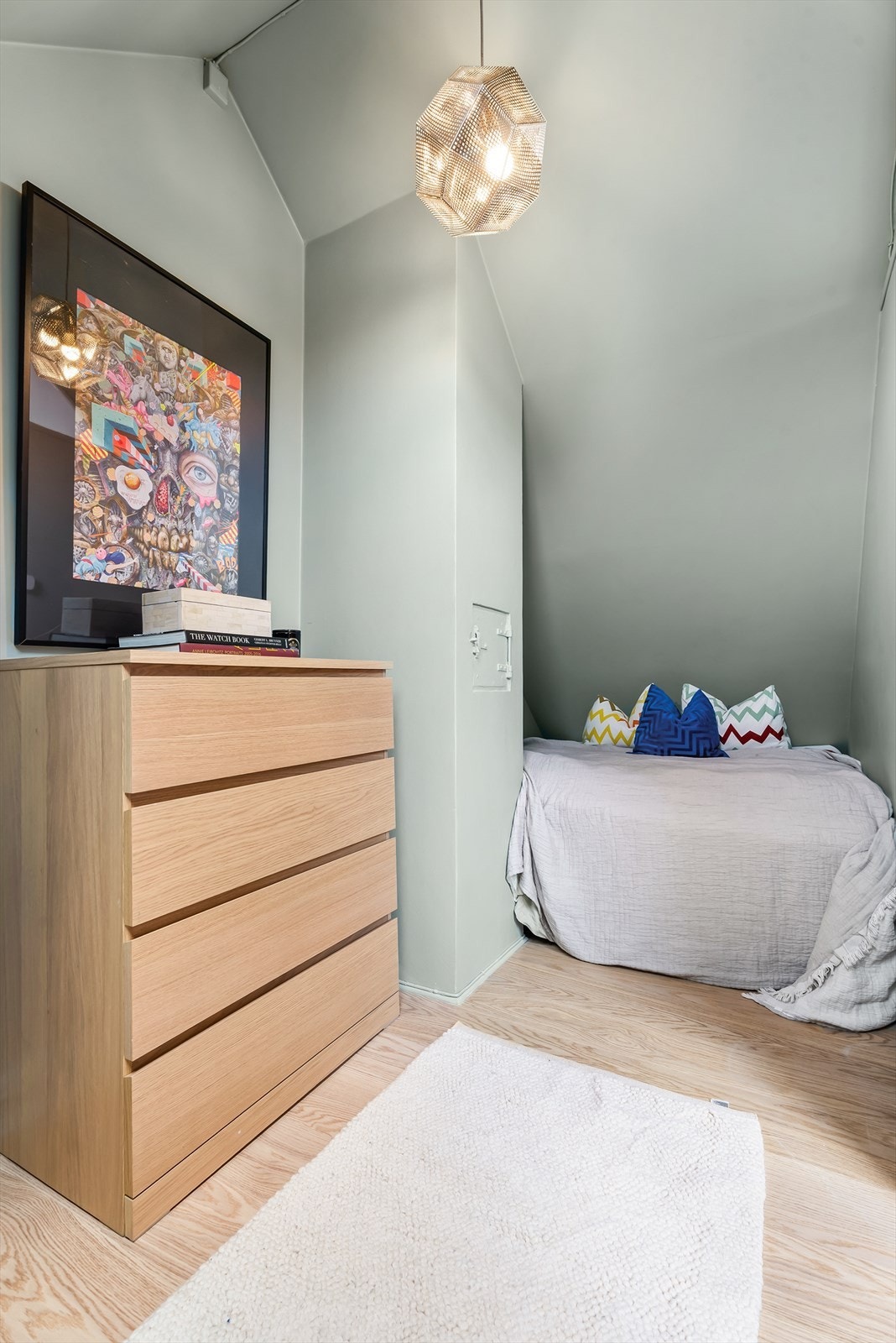 Boligen har en praktisk sovealkove - en smart løsning som gir ekstra soveplass, perfekt for gjester Galleribilde