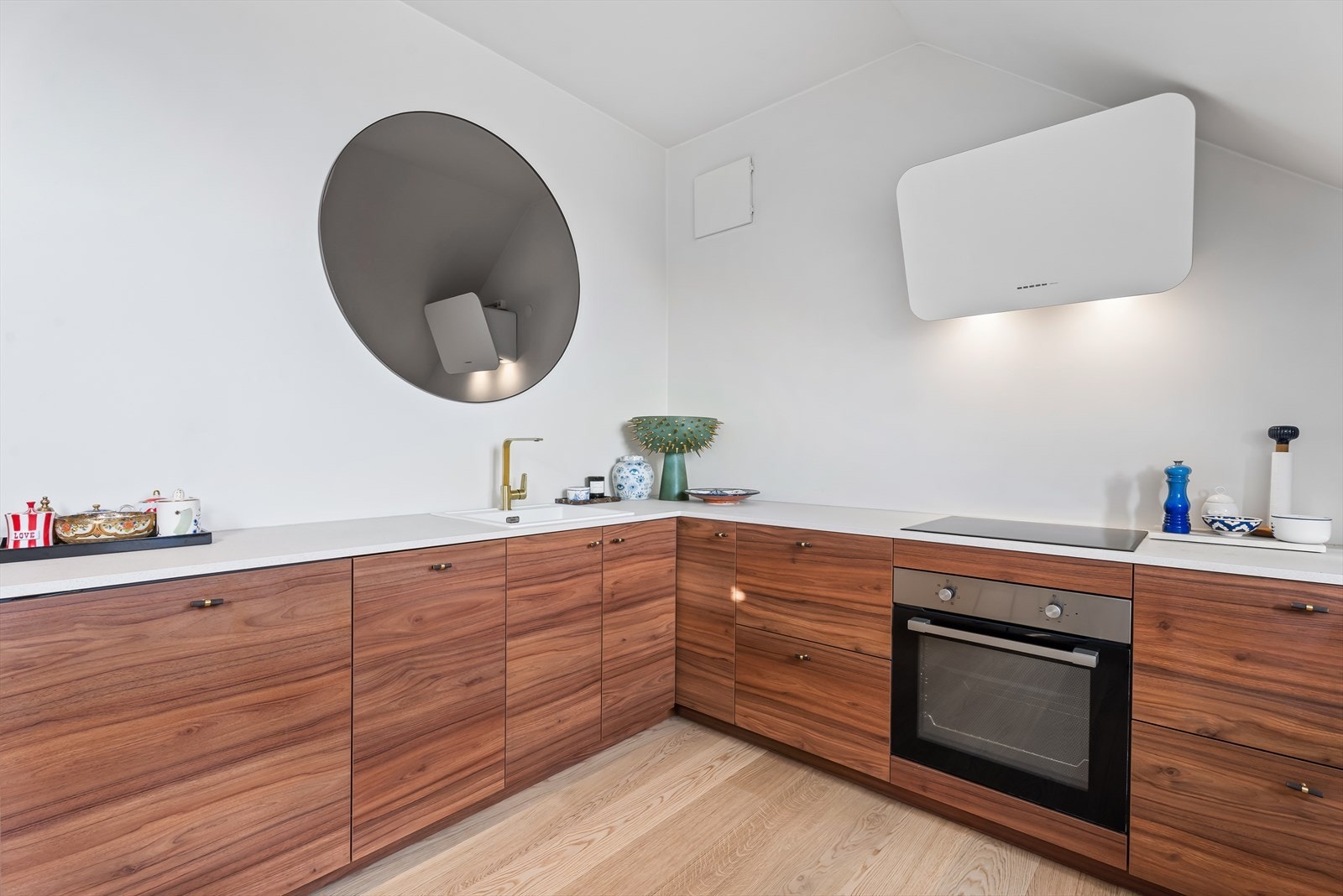 Kjøkkenet er både praktisk og stilrent, med rikelig skapplass som gir gode oppbevaringsmuligheter for både servise, tørrvarer og kjøkkenutstyr Galleribilde