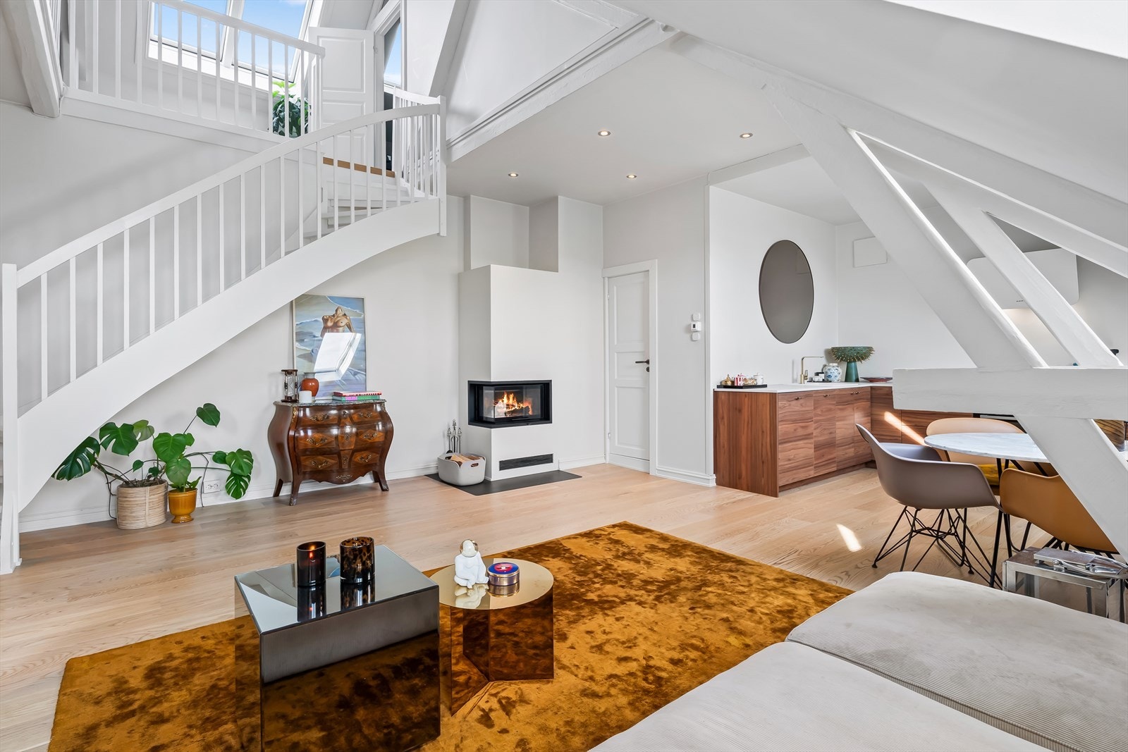 Boligen har en lys og åpen stue- og kjøkkenløsning med store takvinduer som slipper inn rikelig med naturlig lys Galleribilde