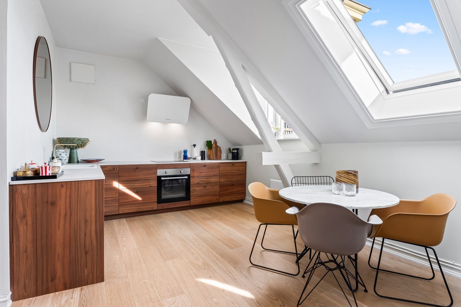 Lekker kjøkken levert av Schmidt (2024) med stilrene, slette fronter og fullintegerte hvitevarer. Flott enstavs parkettgulv Galleribilde