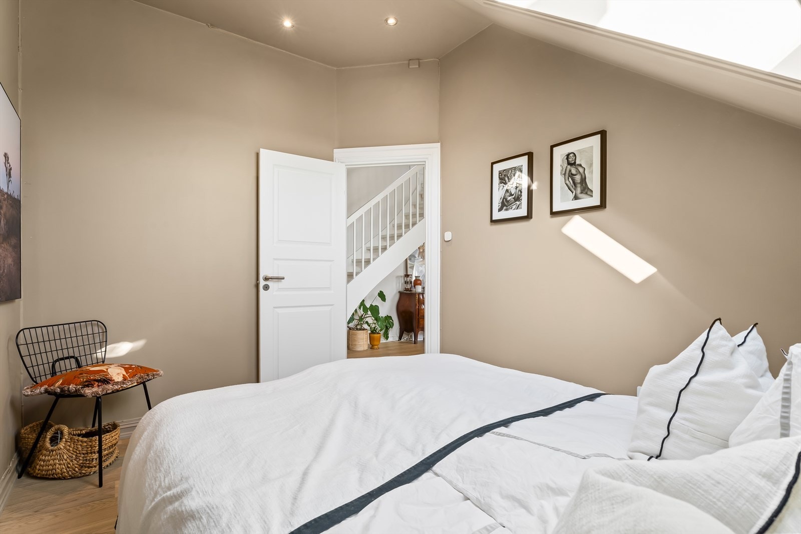 Rolig fargevalg gir en avslappende atmosfære på hovedsoverommet Galleribilde