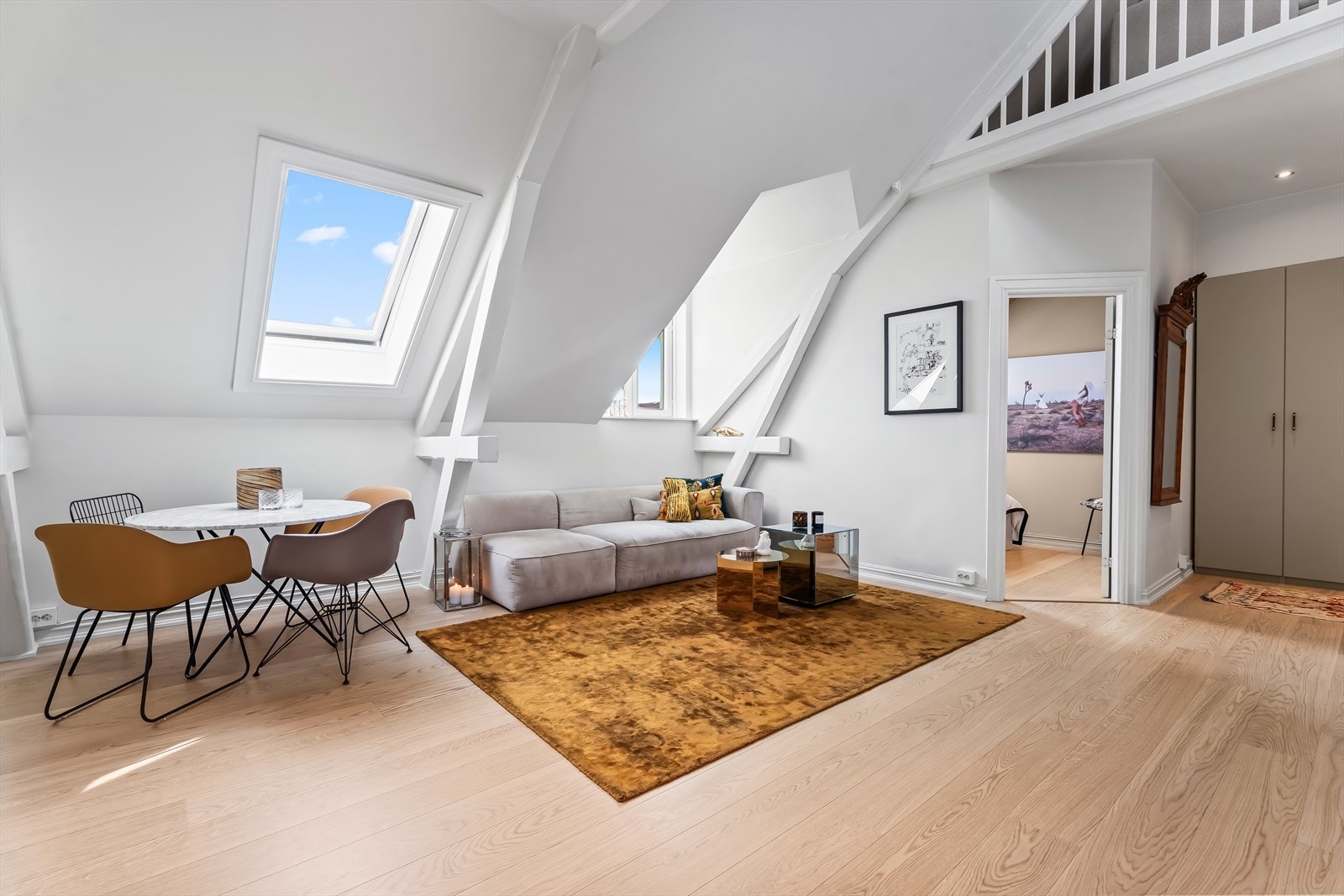 En stue med sjel - kombinasjon av moderne detaljer og rustikt uttrykk Galleribilde