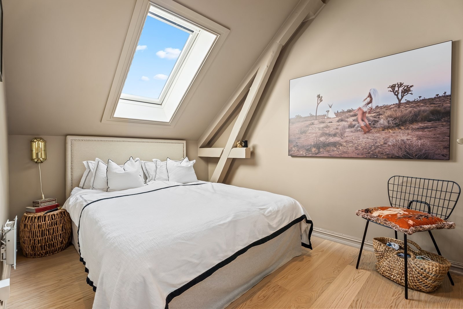 Soverom l er luftig og romslig, med plass til dobbeltseng, nattbord og har en stor, innebygd garderobe med speilfronter som gir både god oppbevaring og ekstra romfølelse Galleribilde