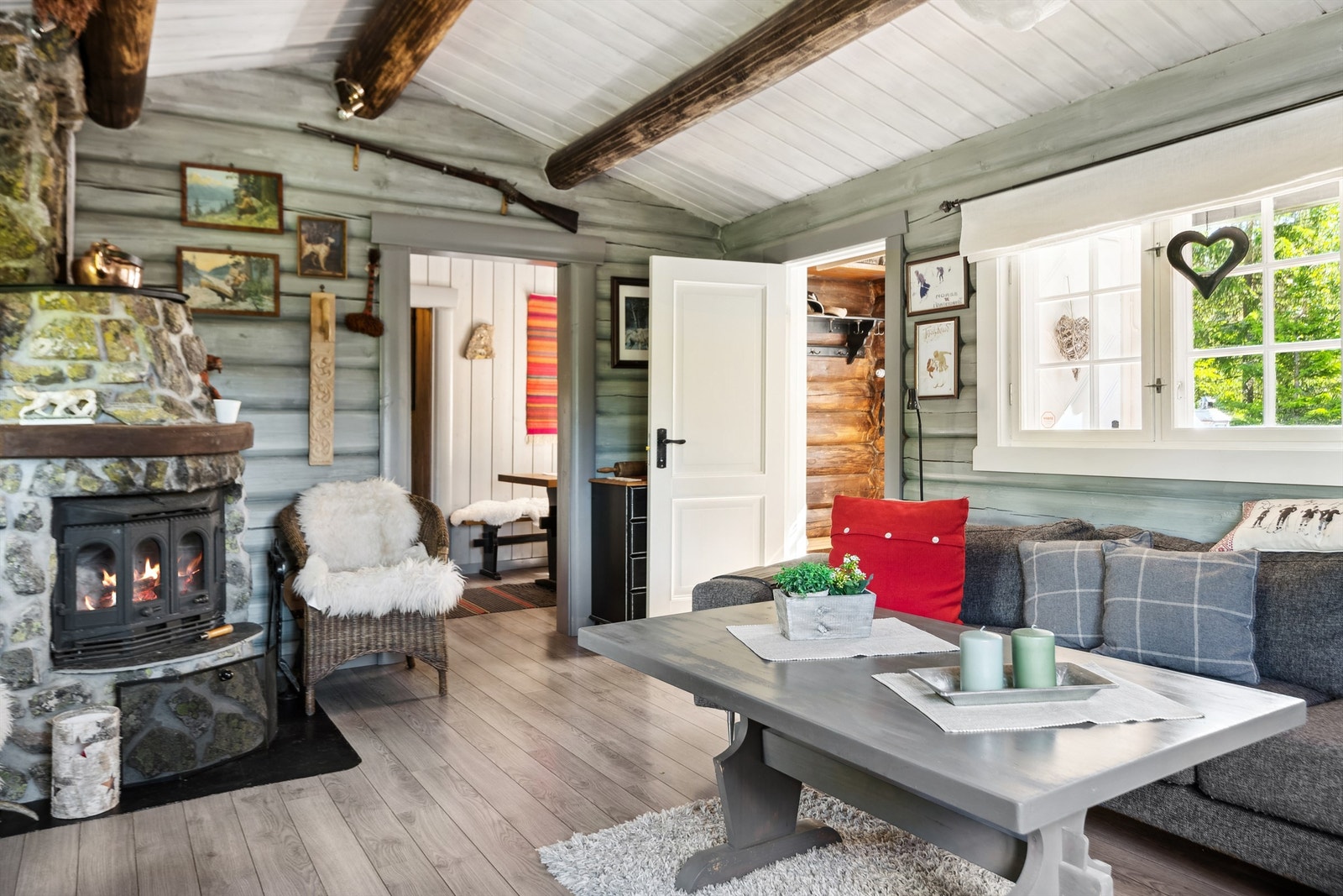 Fra stuen er det enkel adkomst til både spisestue og kjøkken Galleribilde