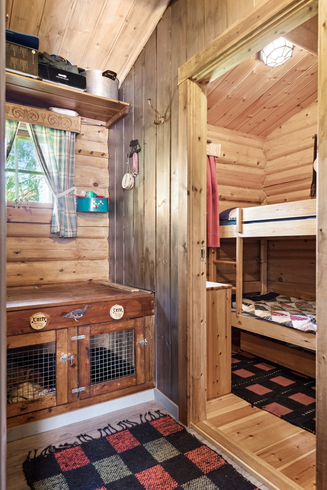 I gangen mellom soverom og kjøkken er det et innebygd hundebur - svært praktisk for deg med hund! Galleribilde