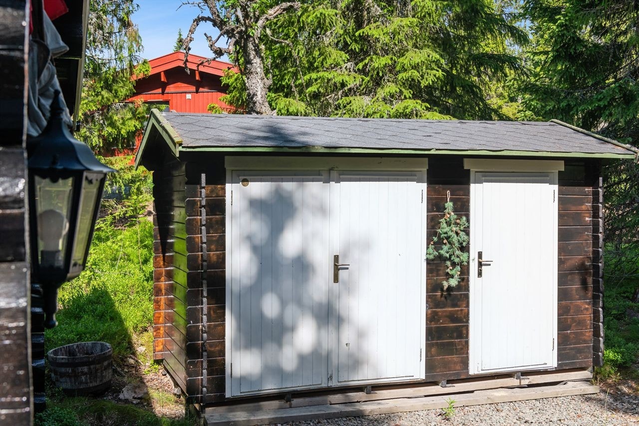 Eget redskapshus på 6m² gir praktisk lagringsplass for utstyr og hageredskaper. Galleribilde