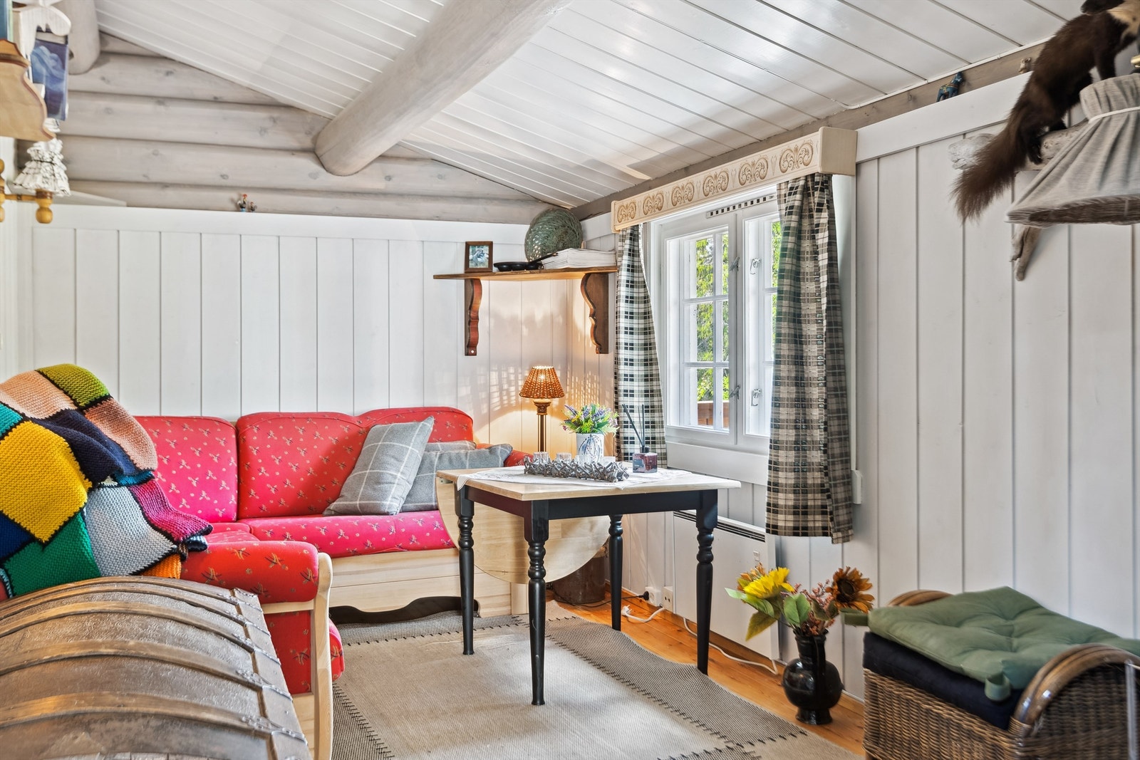 I tilbygget del (adkomst fra veranda) er det et ekstra soverom, som i dag er brukt som stue Galleribilde