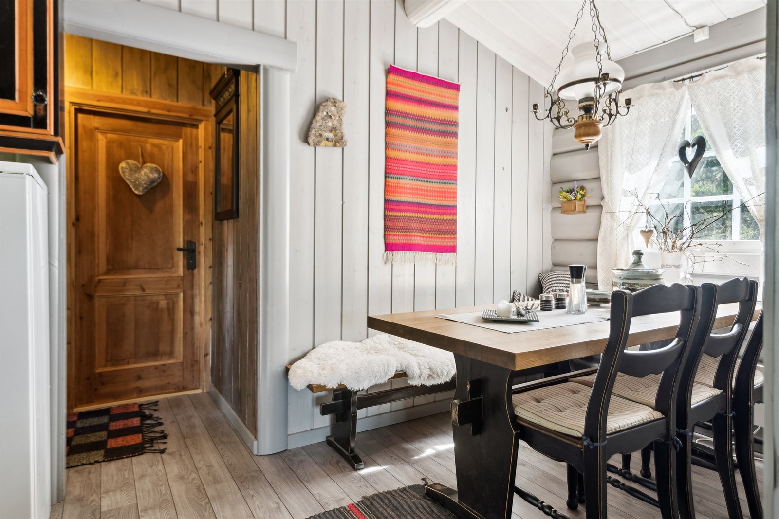 Spiseplassen ligger i åpen løsning til kjøkkenet, perfekt for felles måltider etter en dag ute i det fri Galleribilde