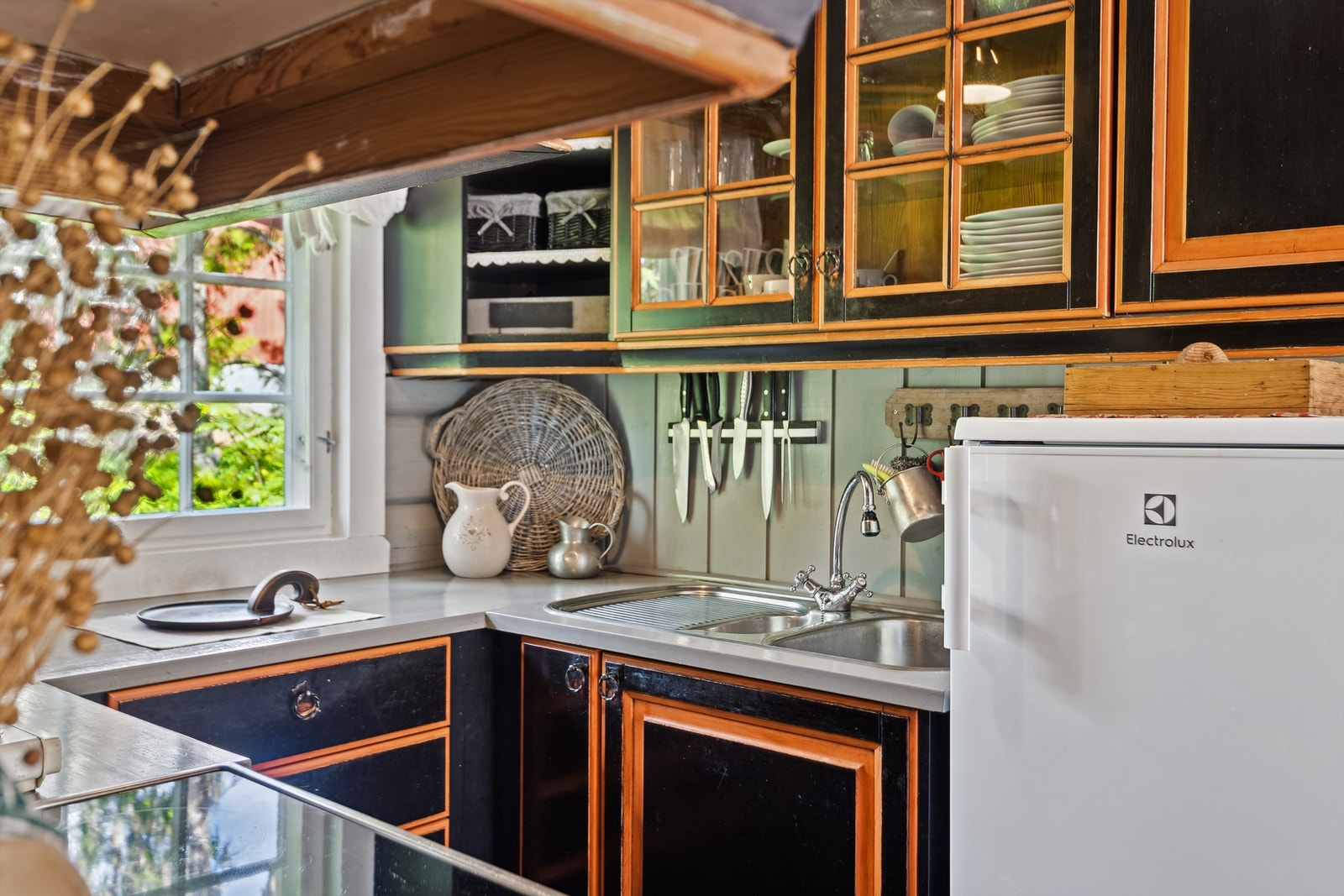 Kjøkkenet har heltrefronter, god skapplass og praktisk benkeplate i malt heltre. Galleribilde