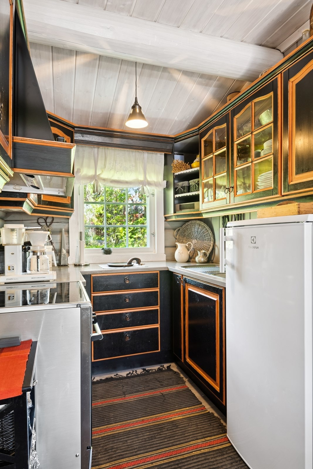 Kjøkkenet er utstyrt med vindu som gir naturlig ventilasjon og hyggelig dagslys. Galleribilde