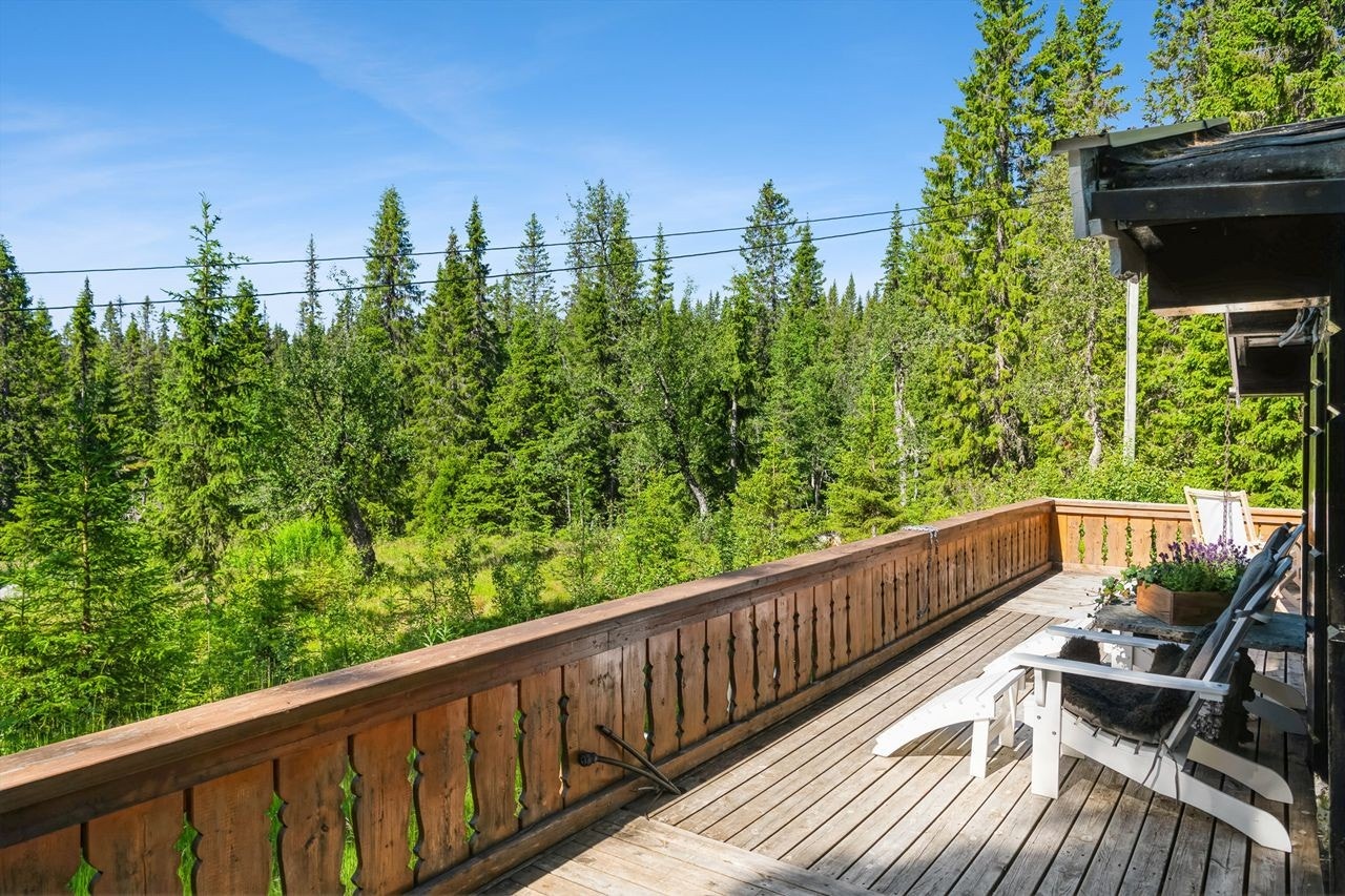 Her kan du nyte avslappende dager på den romslige terrasseflaten med plass til flere sittegrupper. Galleribilde