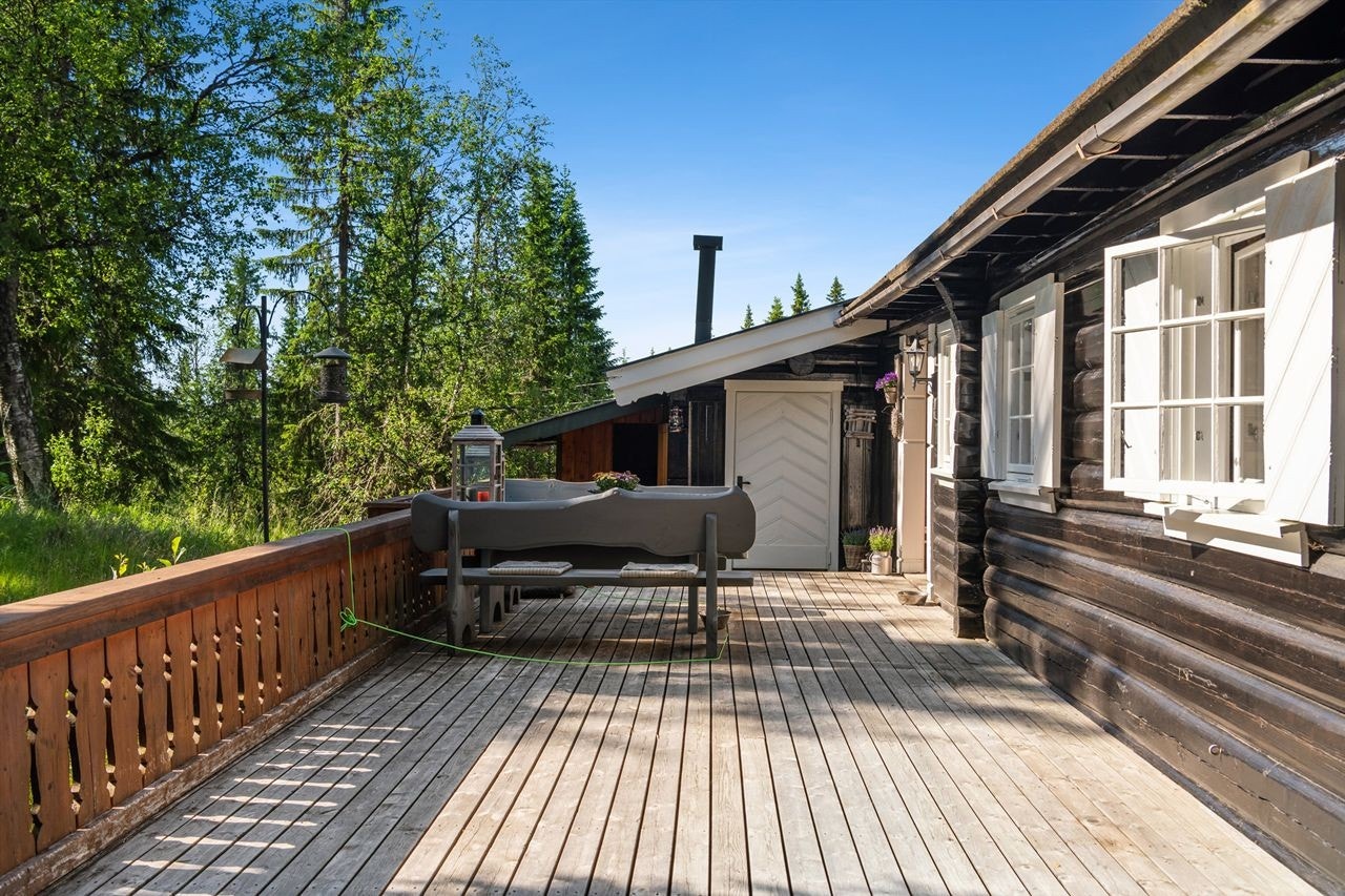 Sjarmerende laftehytte med stor terrasse på ca. 90m² Galleribilde