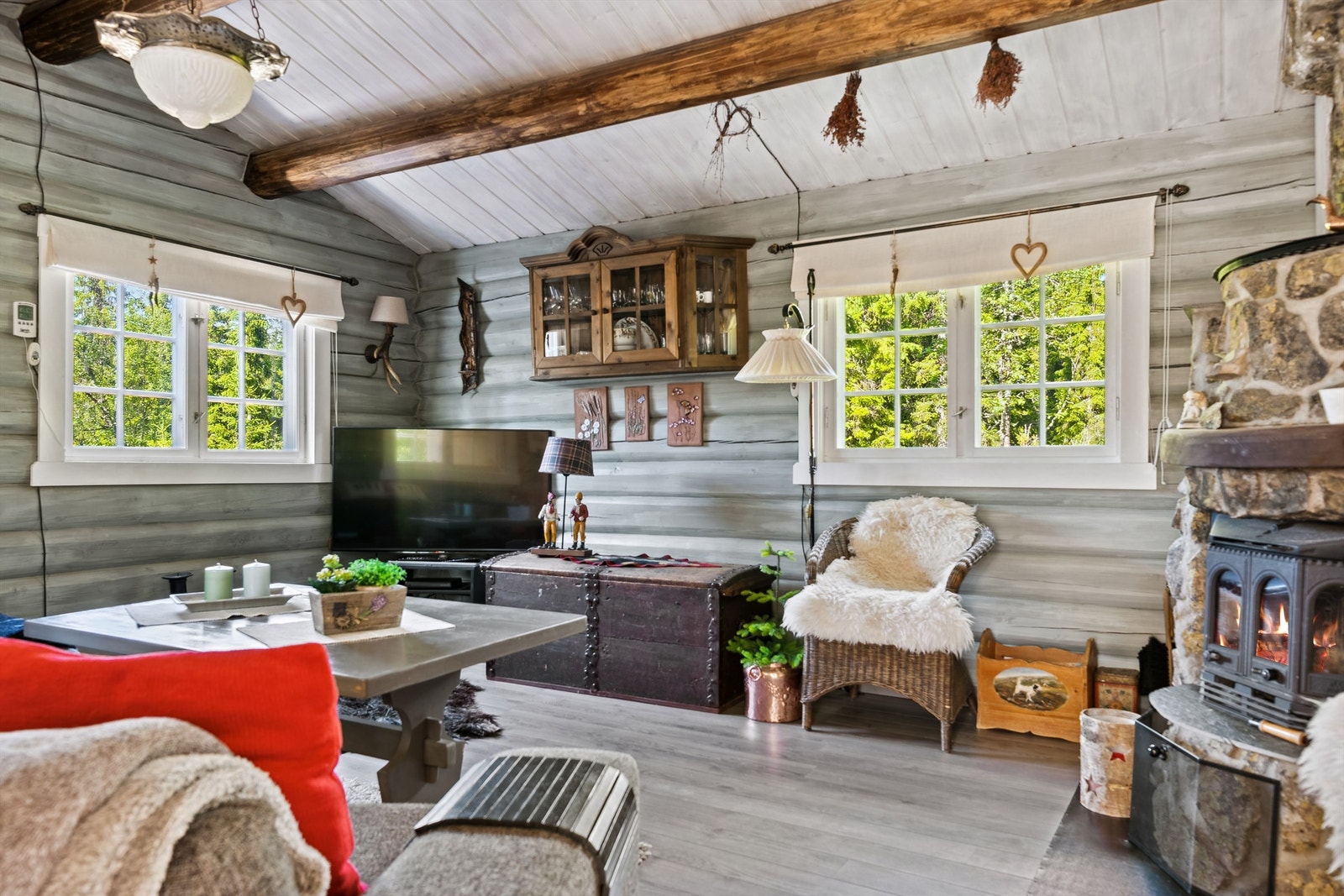 Stuen har store vindusflater som godt med naturlig lys inn i rommet Galleribilde