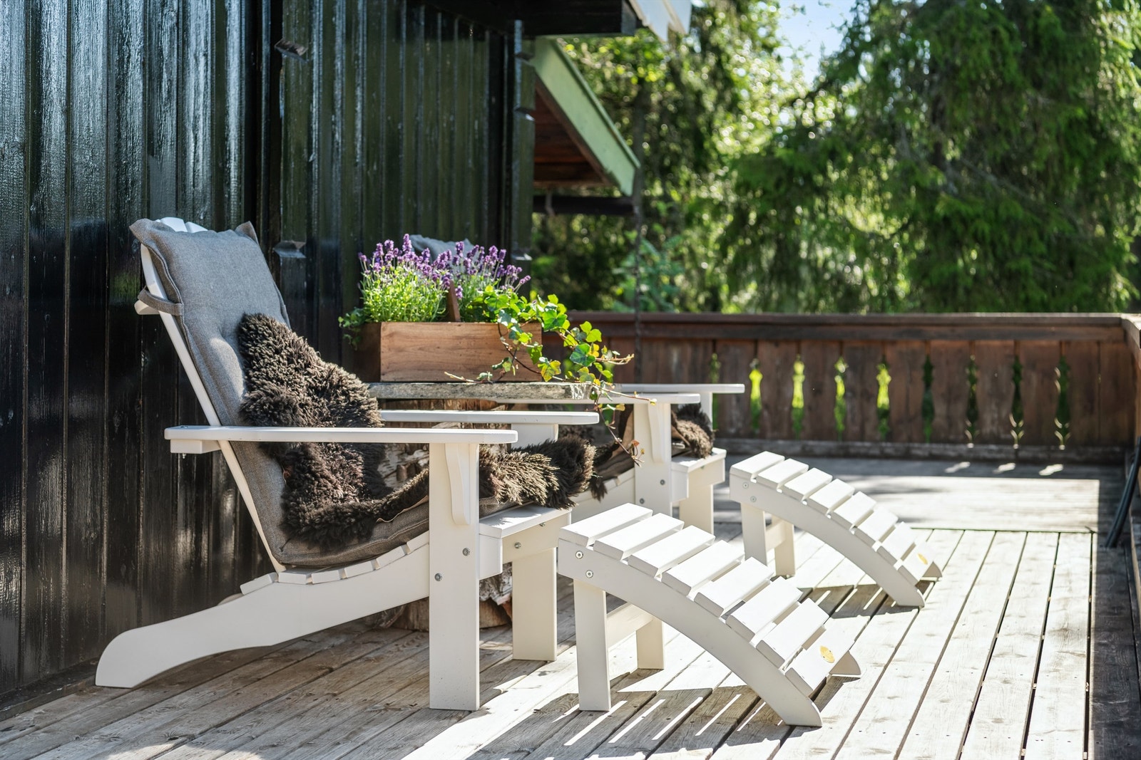 Terrassen har god plass til komfortable utemøbler - ideell for både morgenkaffe og kveldshygge. Galleribilde