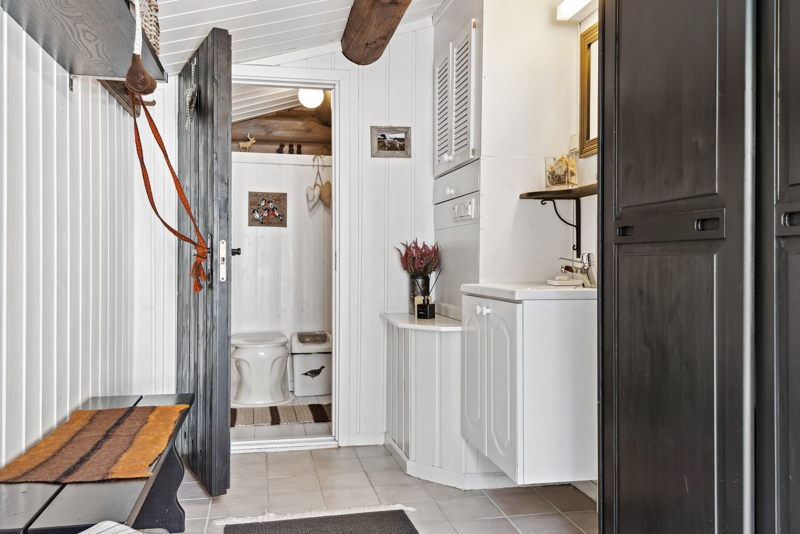 Ett av to hygienerom har servant, god skapplass og vannpumpe tilknyttet vanntank. Galleribilde