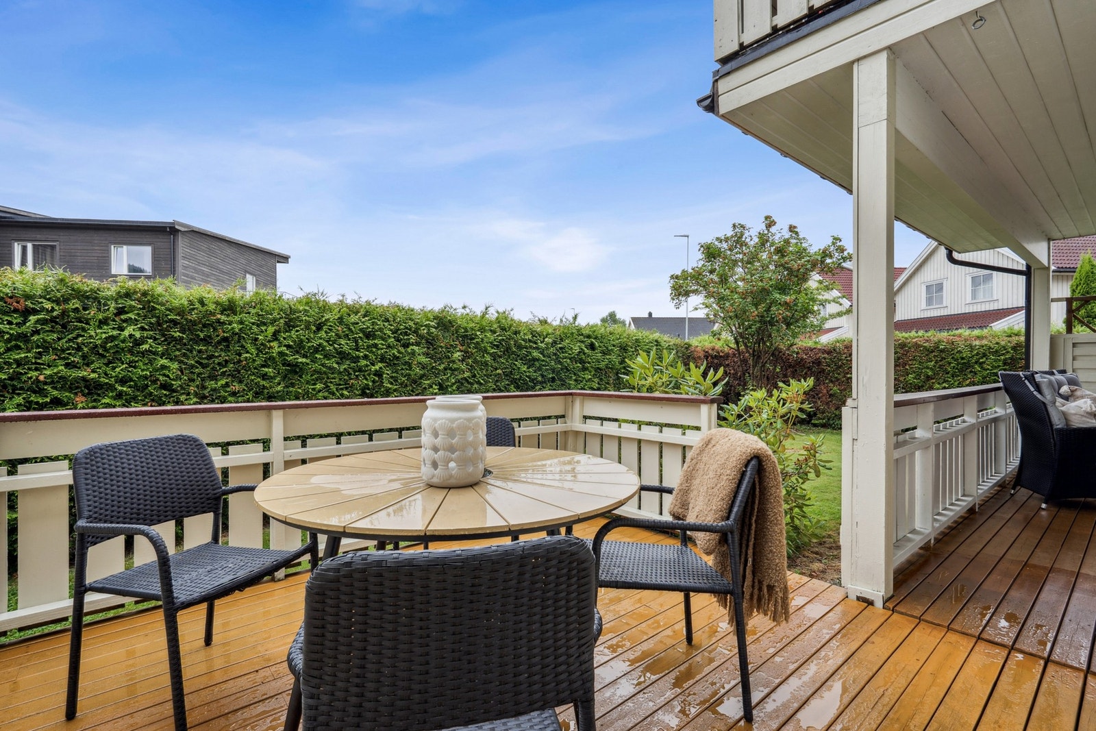 Den romslige terrassen gir mulighet for å skape flere hyggelige soner. Galleribilde