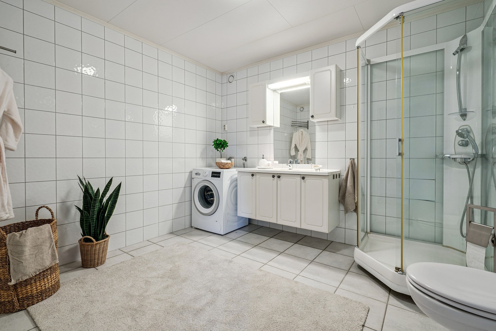 Tidløst baderom med flislagte vegger og gulv, samt gulvvarme. Galleribilde