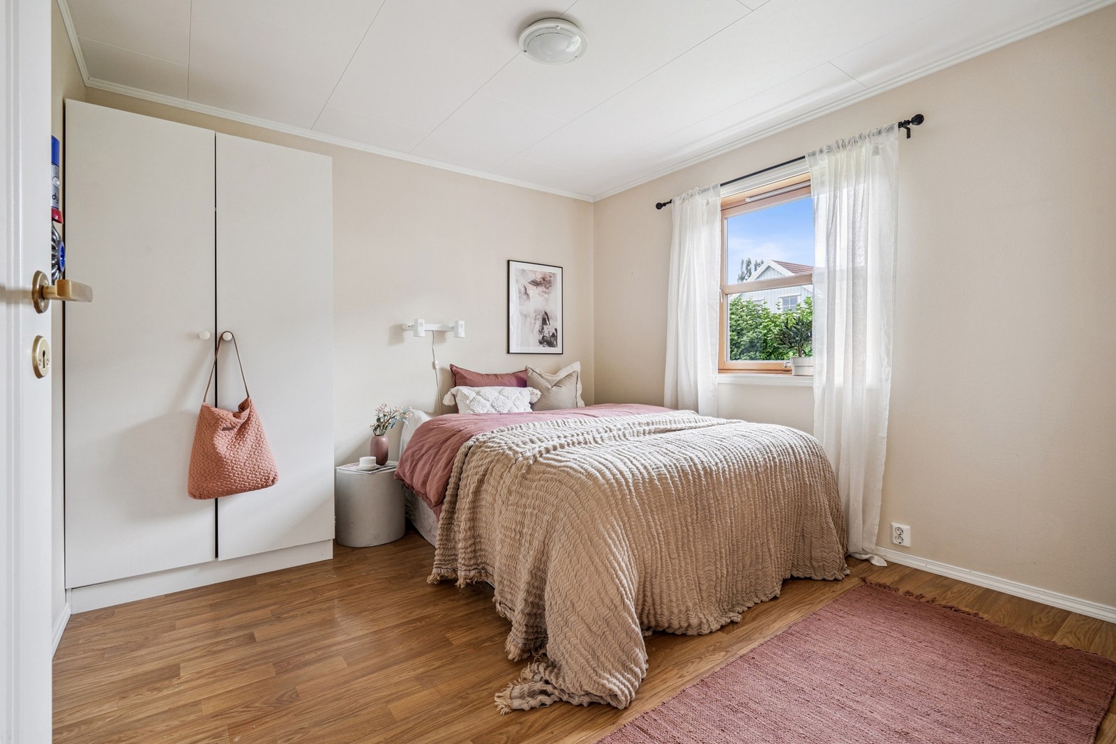 Soverom 2 - Her har man god plass til både dobbeltseng og tilhørende møblement. Galleribilde