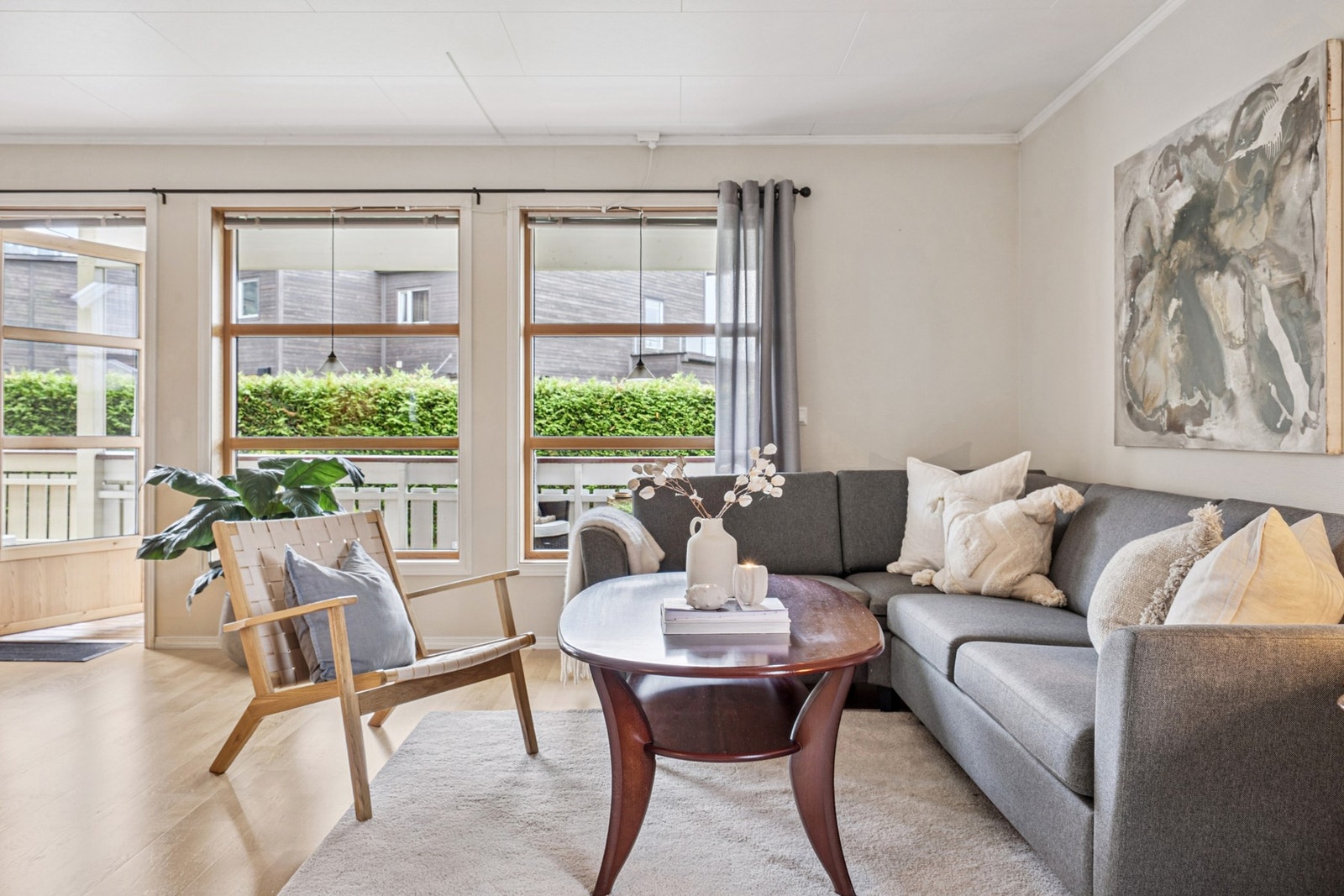 Store vindusflater slipper inn godt med lysinnslipp til stuen. Galleribilde