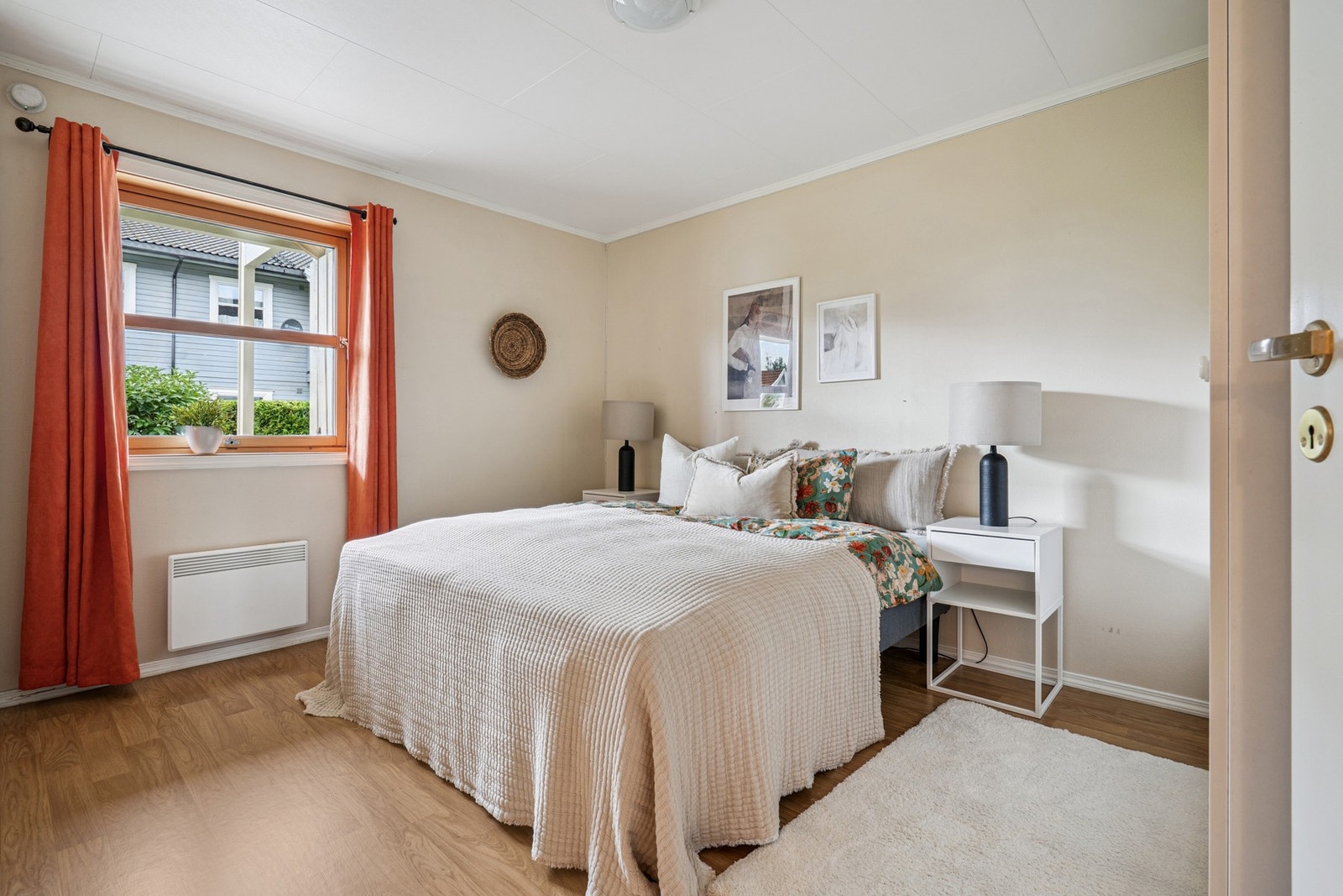 Leiligheten har tre soverom, hvor det største måler 11,5 kvm, det nest største 11 kvm, og det minste 7,5 kvm. Galleribilde