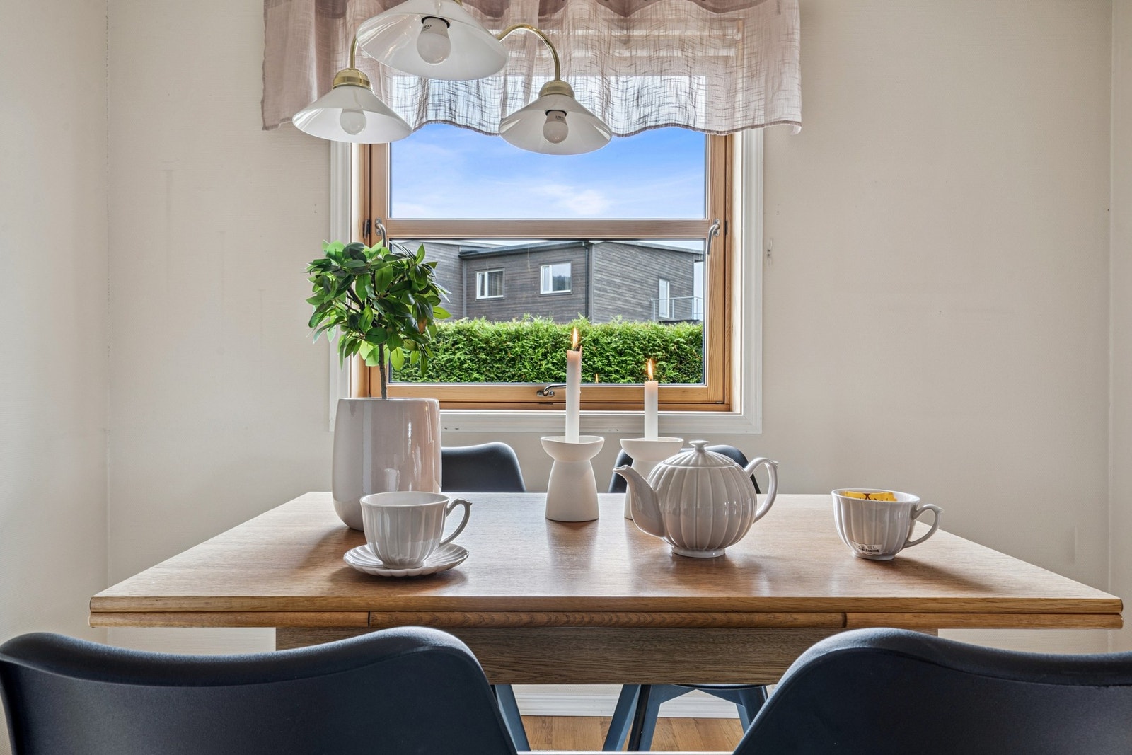 I tilknytning til kjøkkenet er det god plass til en spisegruppe. Galleribilde