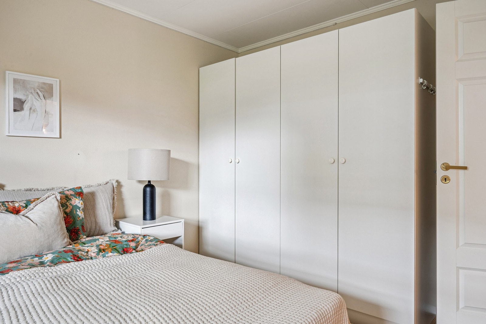 Soverom 1 har god plass til både dobbeltseng og stor garderobeløsning. Galleribilde