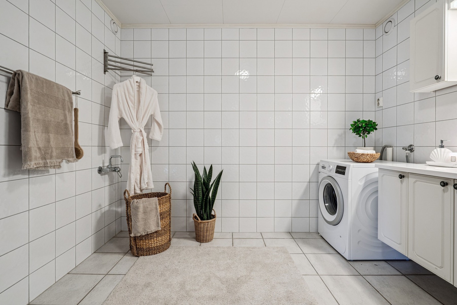 Det er blandebatteri til badekar montert for dem som måtte ønske det. Galleribilde