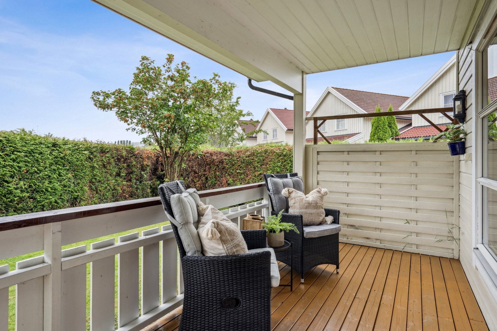 Deler av terrassen er overbygd som gjør at den kan brukes gjennom flere årstider. Galleribilde