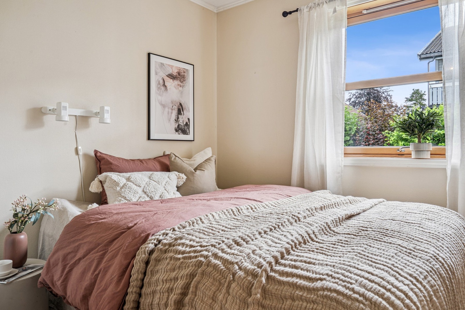 Alle soverommene er malt i lyse og behagelige fargevalg som gjør det enkelt å sette sitt eget preg. Galleribilde