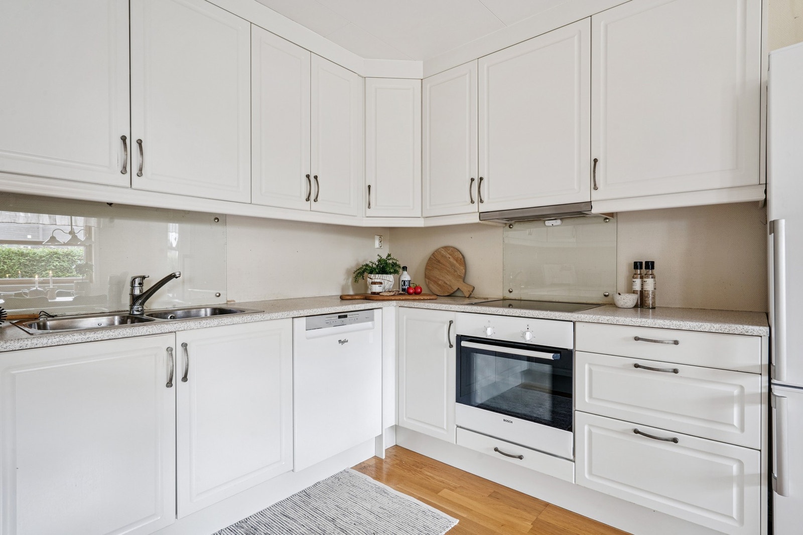 Kjøkkenet er godt utbygget med skap- skuff og benkeplass. Galleribilde