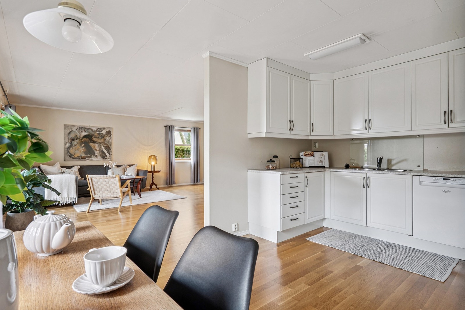 Delvis åpen løsning mellom stue og kjøkken gir en god balanse mellom åpenhet og sonedeling. Galleribilde