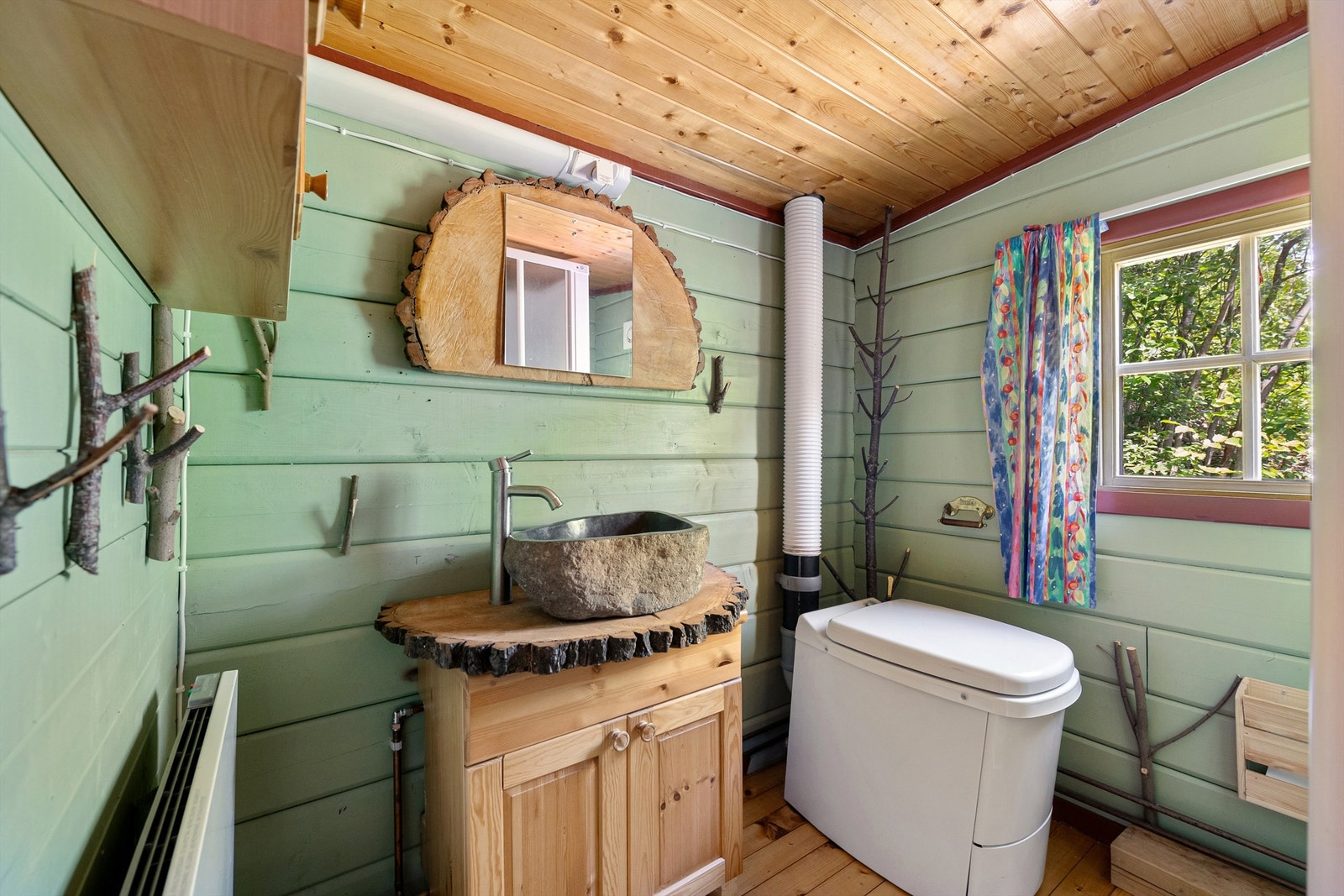 Badet er innredet med forbrenningstoalett og dusj Galleribilde