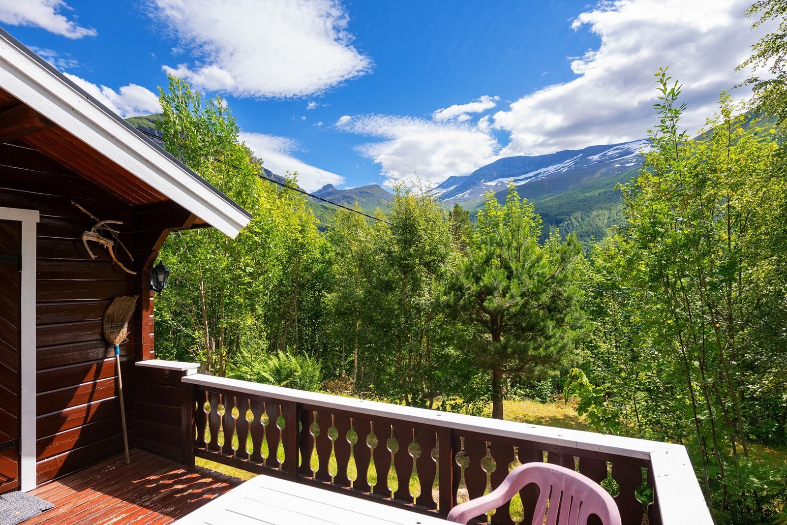 Hytten ligger i et etablert hyttefelt ca 10 km fra Valldal sentrum Galleribilde