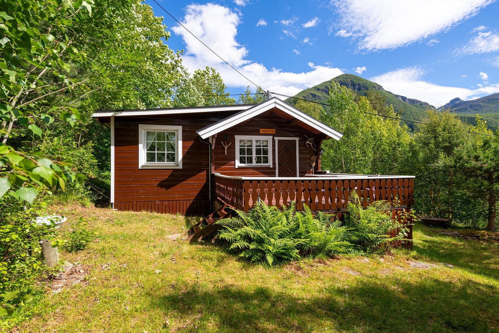 Flott tømmerhytte med vestvendt veranda på ca. 16 kvm Galleribilde