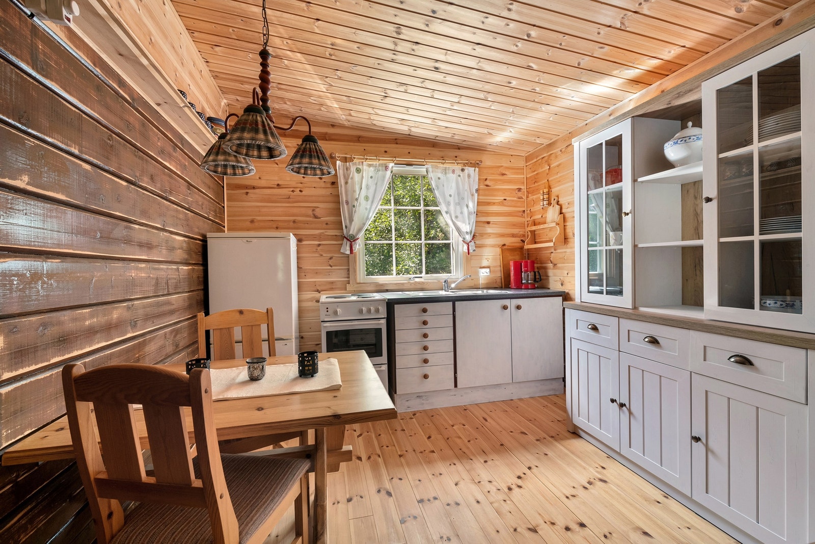 Kjøkkenet har godt med oppbevaring Galleribilde