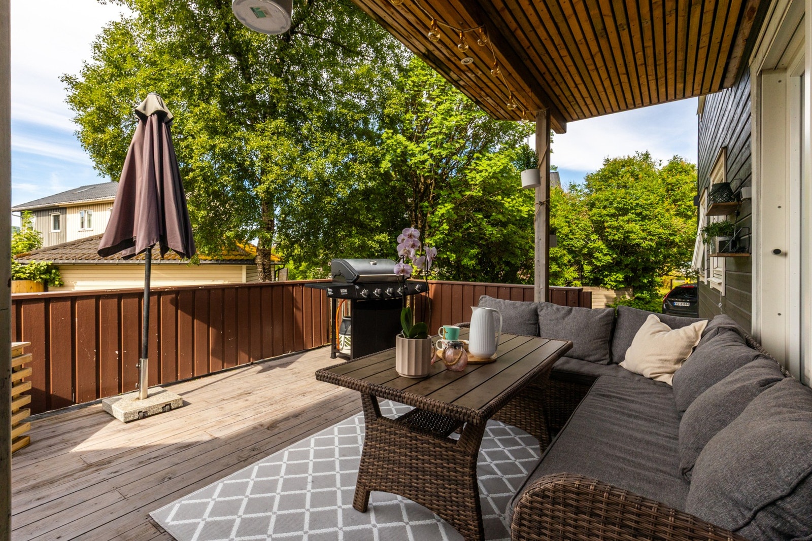 Terrassen er av god størrelse og rommer plass til flere sittegrupper Galleribilde