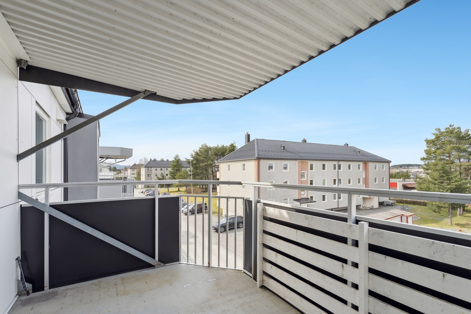 Med balkonger på begge sider av boligen kan solen nytes fra morgen til kveld. Hovedbalkongen er på 7,5 m², overbygd og vendt mot vest. Galleribilde