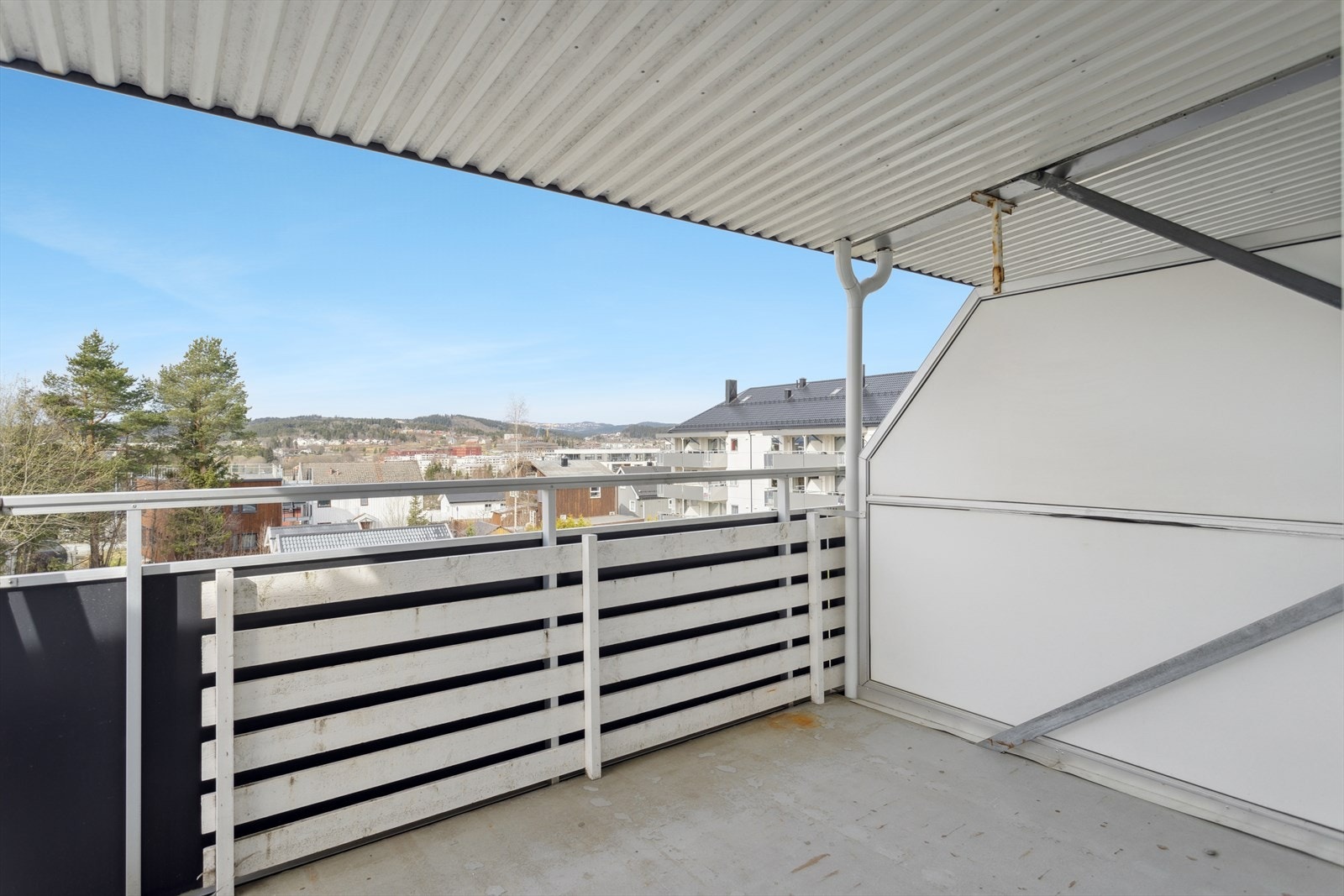 Her får du en romslig 3-roms i toppetasje med sentral beliggenhet mellom Tiller og Heimdal. Galleribilde