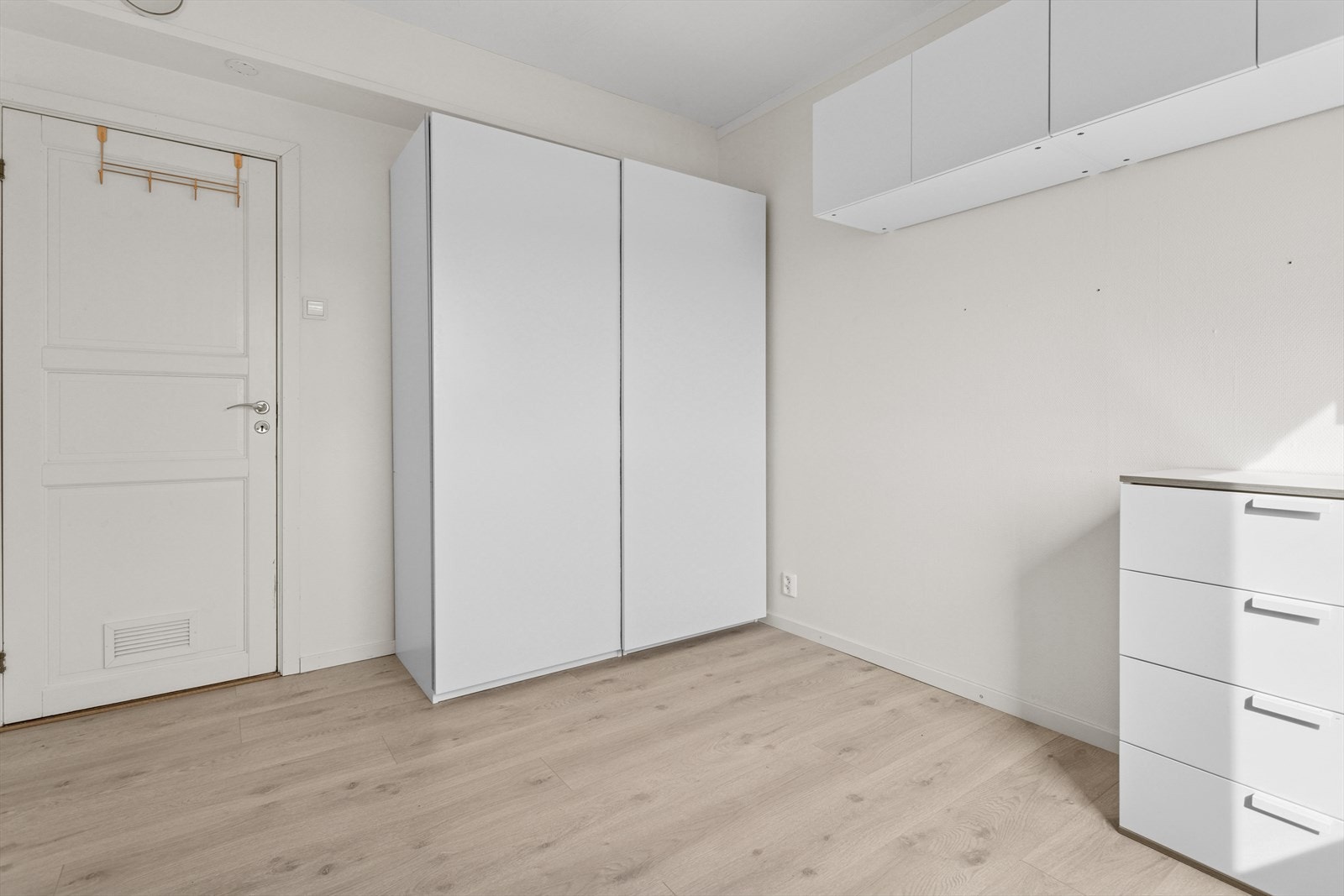 Rommet er utstyrt med oppbevaringsløsninger som følger med leiligheten. Galleribilde