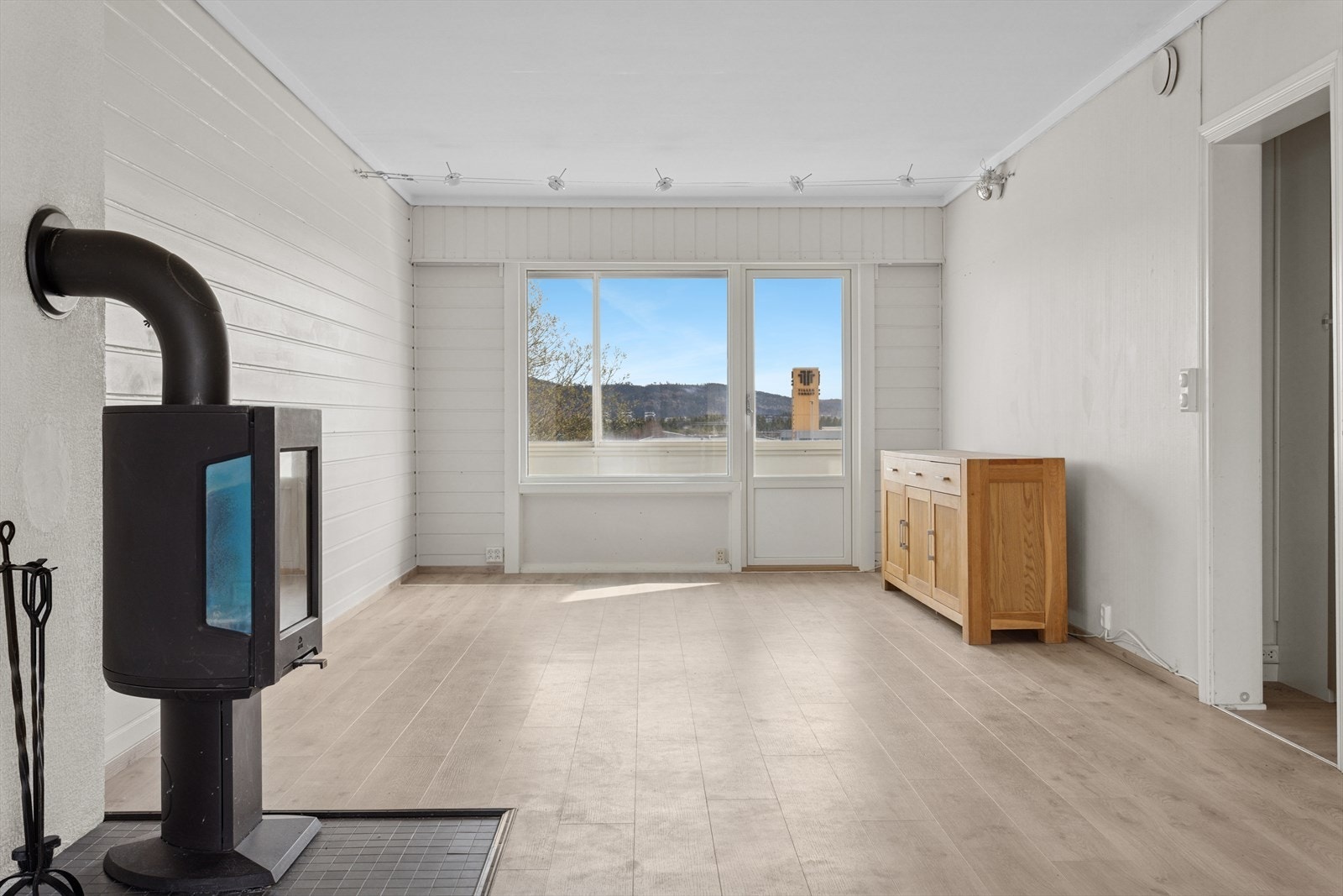 Stua varmes opp ved hjelp av en sentralt plassert vedovn. Balansert ventilasjon ble oppgradert i blokka i 2022, dette sørger for et behagelig inneklima året rundt. Galleribilde