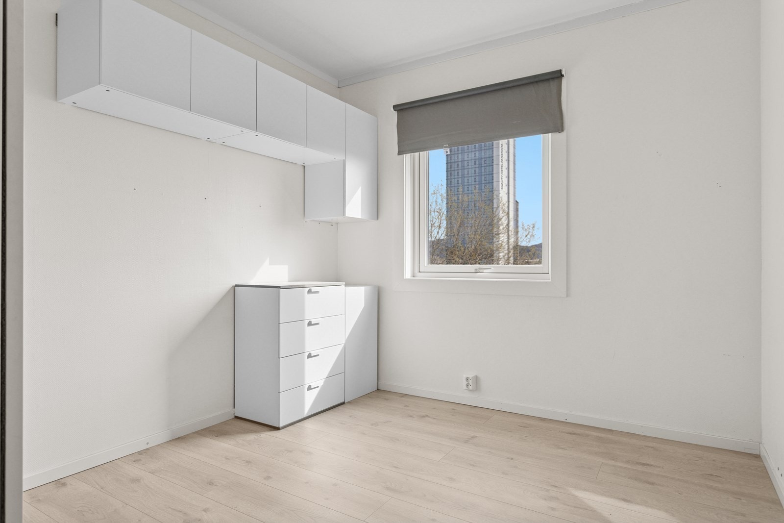 Hovedsoverommet er på 9 m² og holdt i lyse farger. Galleribilde